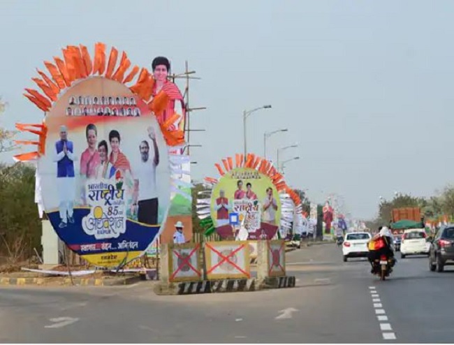 नवा रायपुर में महाधिवेशन स्थल की ओर जाती सड़क अपने नेताओं के स्वागत में इस तरह सज गई है।