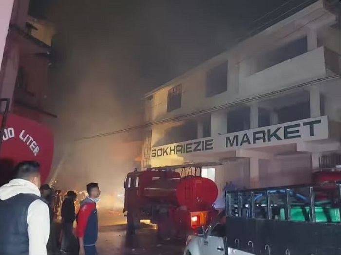 भीषण आग से 200 से अधिक दुकानें जलकर खाक