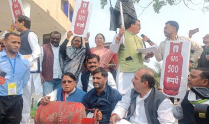 महाराष्ट्र विधानसभा परिसर में विरोध-प्रदर्शन
