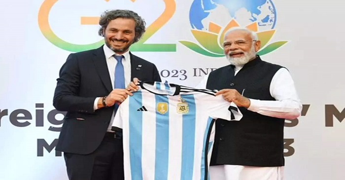 अर्जेंटीना के विदेश मंत्री ने मोदी को अपनी राष्ट्रीय फुटबॉल टीम की जर्सी उपहार में दी