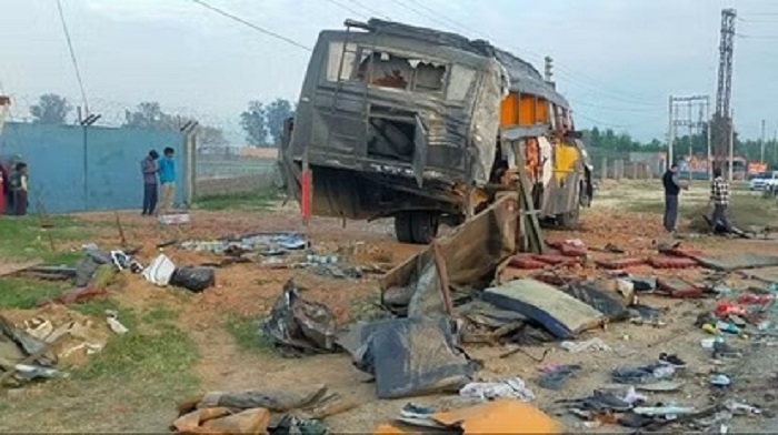 ट्रक के बस को टक्कर मारने से आठ लोगों की मौत