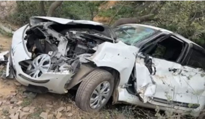 मालगाड़ी की चपेट में आई कार, तीन लोगों की हालत गंभीर
