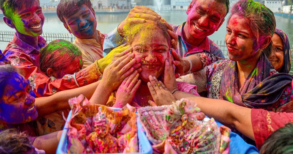 Happy Holi देश भर में रंगोत्सव होली की धूम, हर्षोल्लास से मनाया जा रहा