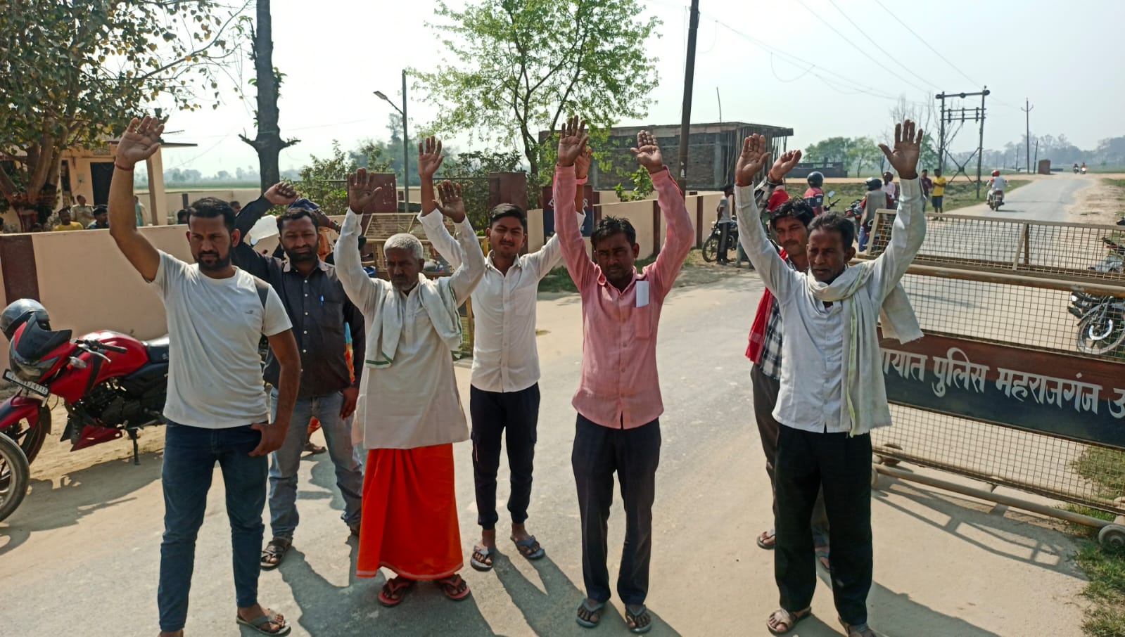 ग्रामीणों ने लक्ष्मीपुर खूर्द पुलिस चौकी का किया घेराव
