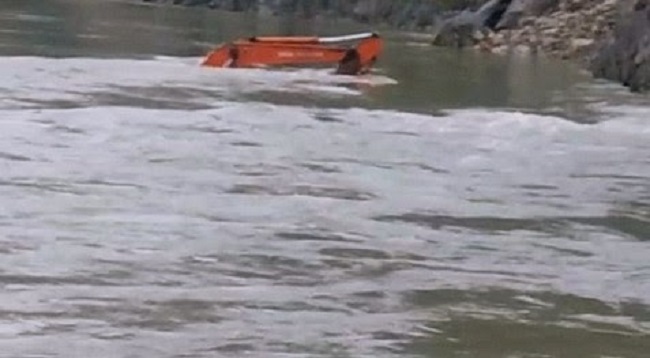 खुदाई मशीन नदी में गिरी