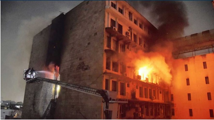 बहुमंजिला इमारत में भीषण आग लगने से छह लोगों की मौत