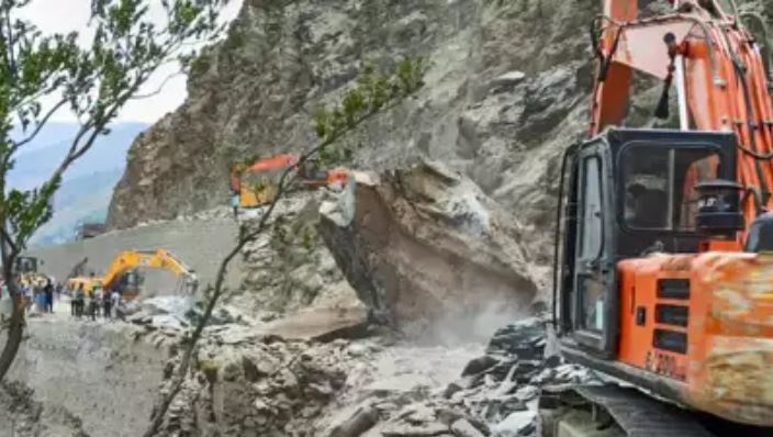 जम्मू-श्रीनगर राष्ट्रीय राजमार्ग पर यातायात बाधित