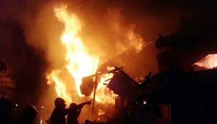 वजीराबाद में गोदाम में आग लगी