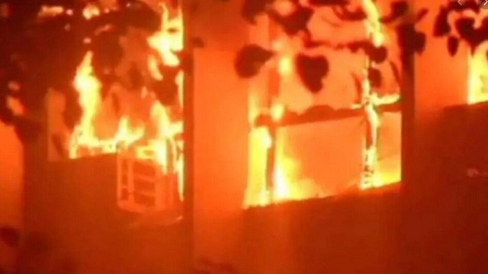 करावल नगर में एक कारखाने में आग लगी