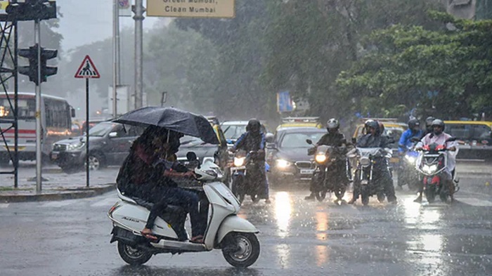 मुंबई और उपनगरीय शहरों में बेमौसम बारिश