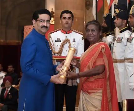 पद्म पुरस्कार से सम्मानित करतीं राष्ट्रपति मुर्मू
