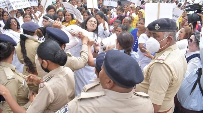 गुजरात में कांग्रेस के कई पदाधिकारियों को हिरासत में लिया गया।
