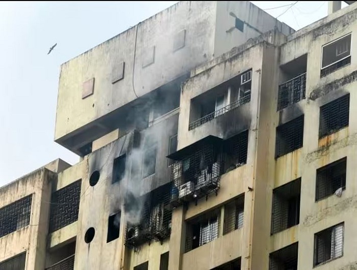 बहुमंजिला इमारत के एक फ्लैट में आग लगी