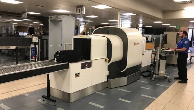 हवाई अड्डों पर कंप्यूटेड टोमोग्राफी एक्स-रे बैगेज स्कैनर लगाने पर विचार(फाइल)