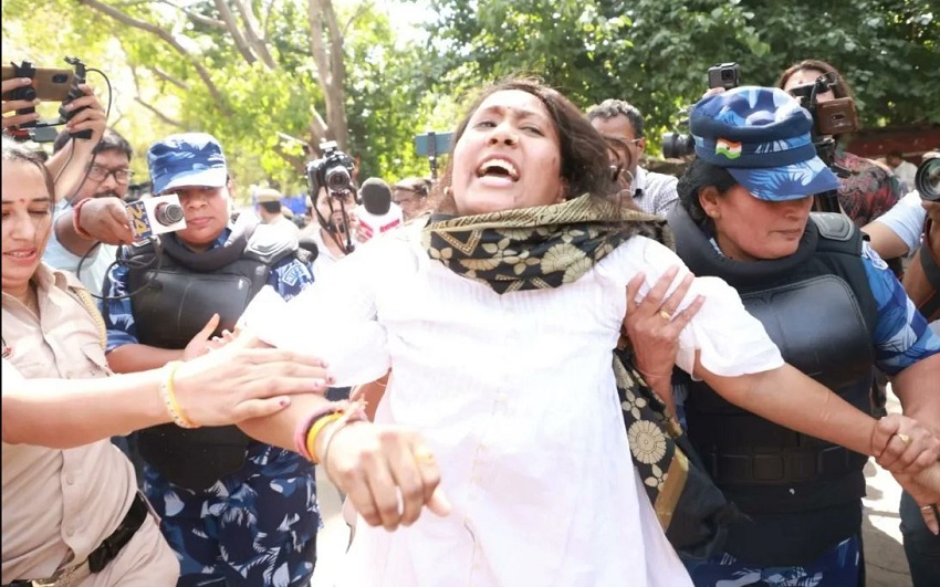 पुलिस ने कांग्रेसी कार्यकर्ताओं को लिया हिरासत में