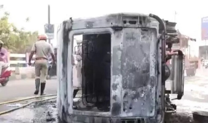 कोलकाता के   स्थानीय प्रदर्शनकारियों ने पुलिस वाहनों को क्षतिग्रस्त किया