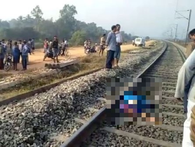ट्रेन के आगे कूदकर आत्महत्या की