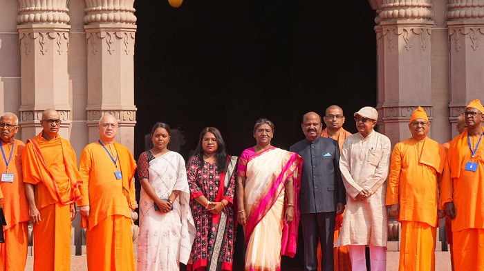 राष्ट्रपति मुर्मू ने बेलूर मठ का दौरा किया