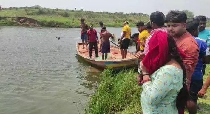देवी नदी में दो छात्र डूबे