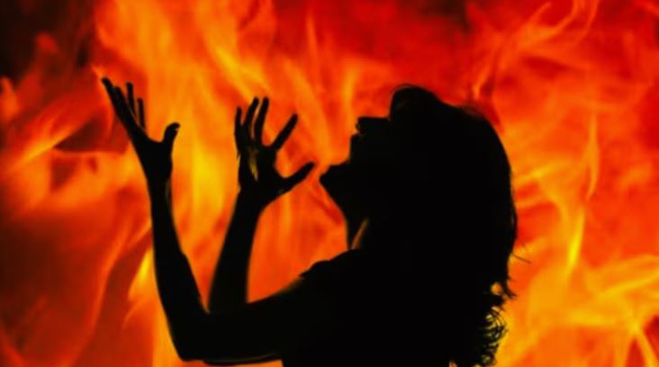 महिला ने खुद को किया आग के हवाले (फ़ाइल)