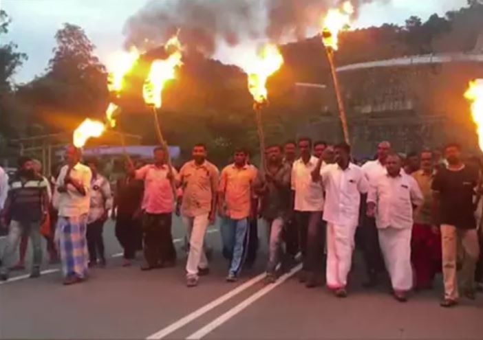 केरल में हाथी के उत्पात से परेशान लोगों ने प्रदर्शन किया