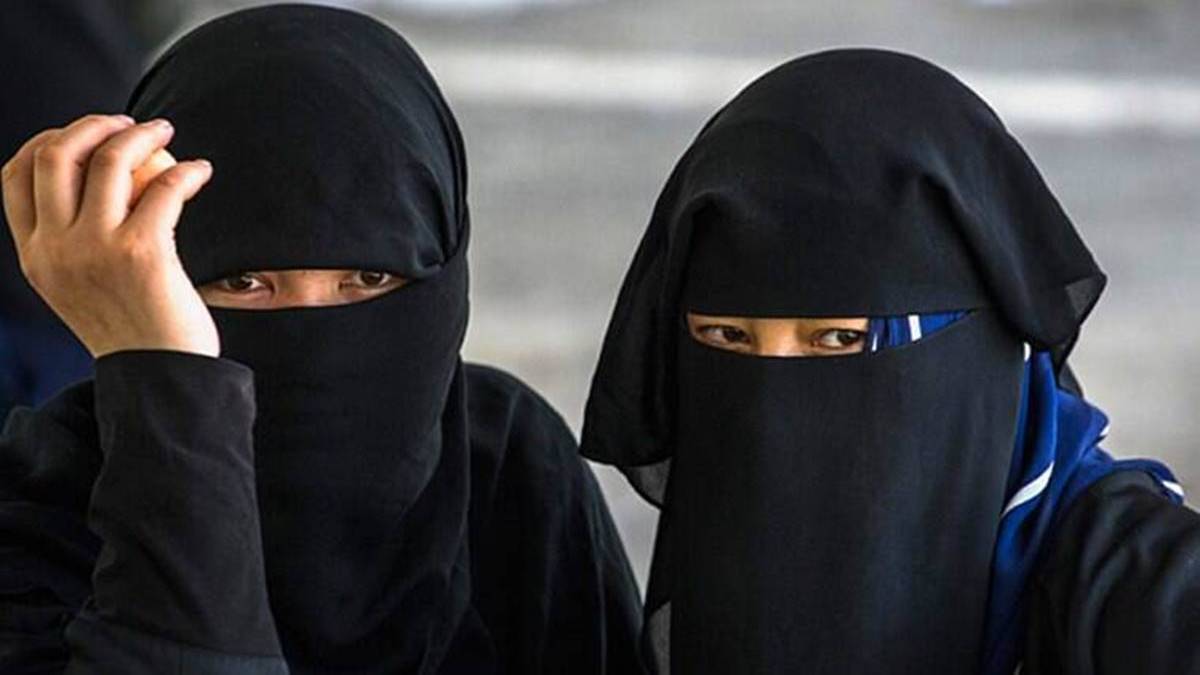 महिला को हिजाब उतारने के लिए किया मजबूर