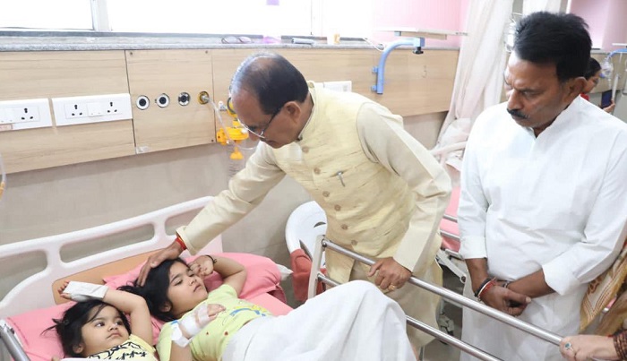 मुख्यमंत्री शिवराज सिंह चौहान नेअस्पताल में भर्ती  पीड़ितों का हाल-चाल जाना