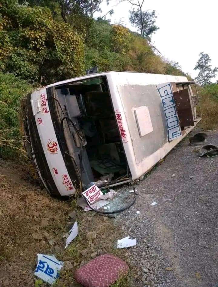 बस दुर्घटना में बाल-बाल बचे 27 यात्री(फ़ाइल)