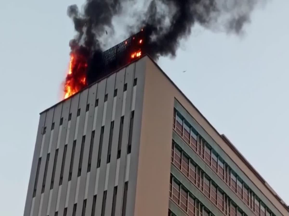 एलआईसी की इमारत में आग लगी