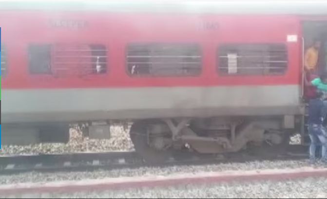 ट्रेन में चढ़ने को लेकर हुए झगड़े के दौरान एक व्यक्ति ने सहयात्री को आग लगाई(फाइल)