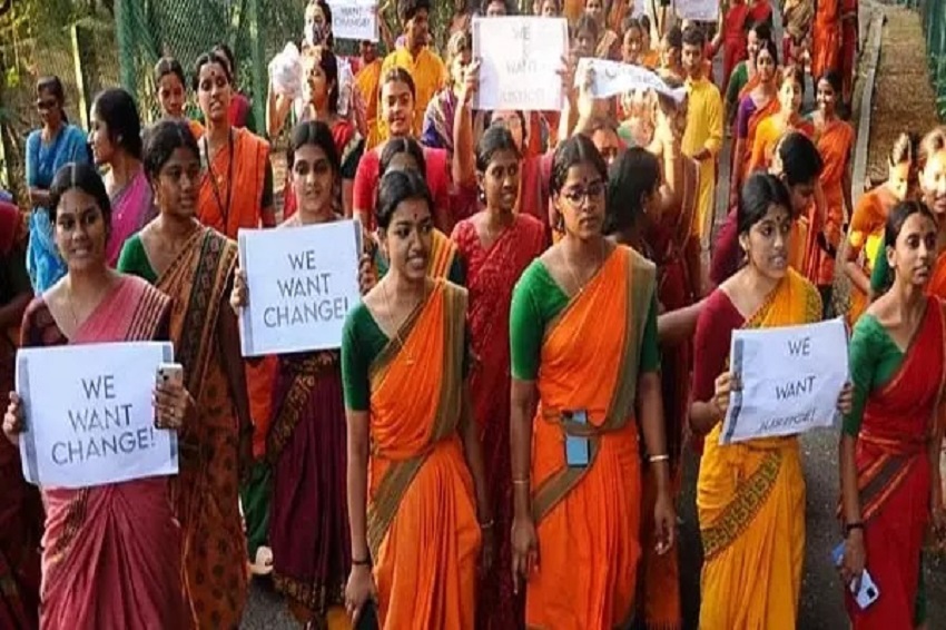 यौन उत्पीड़न के खिलाफ छात्रों ने किया प्रदर्शन