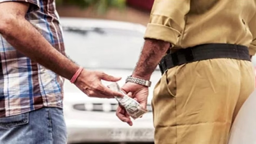 रिश्वत लेते पुलिस अधिकारी गिरफ्तार