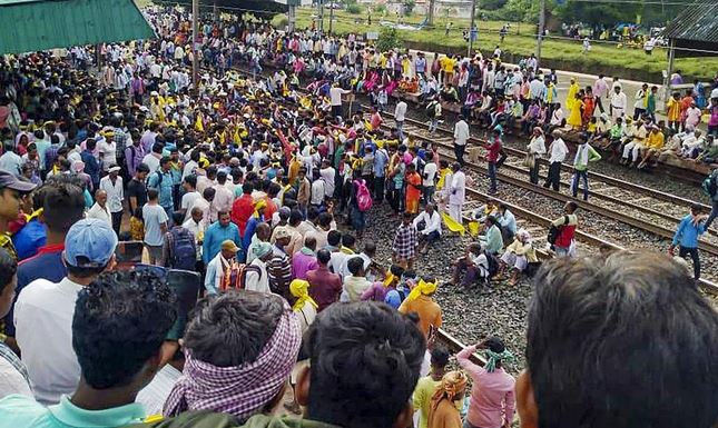 कुर्मी संगठनों ने ट्रेन की पटरियों को किया जाम
