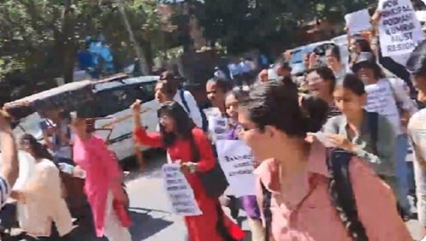 छात्रों ने नॉर्थ कैंपस में निकाली रैली