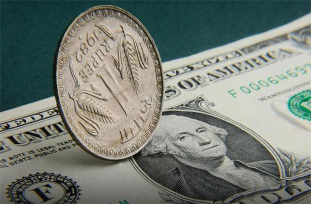 अमेरिकी डॉलर के मुकाबले रुपया टूटा