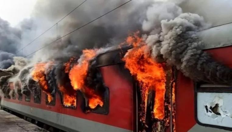 ट्रेन में आगजनी की घटना (फाइल)