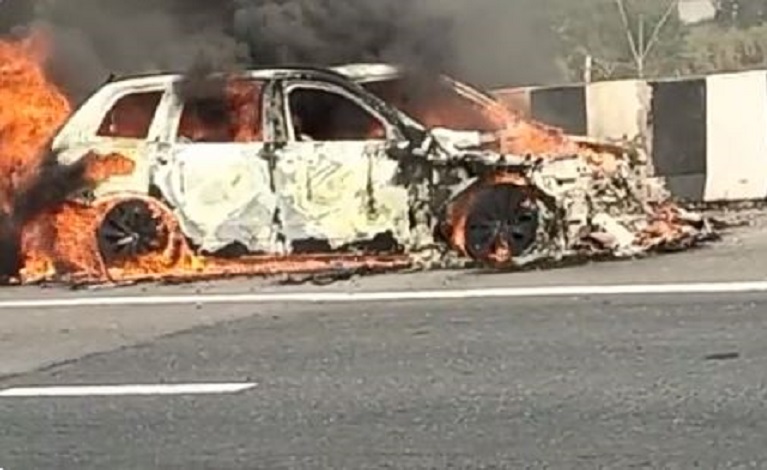 कार में लगी आग