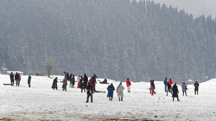 बर्फ, धूप का आनंद लेने के लिए कश्मीर में पर्यटकों की भारी भीड़