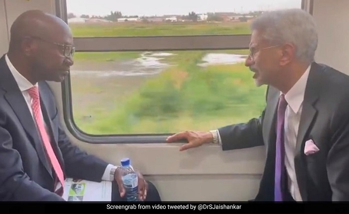 जयशंकर ने मोजाम्बिक में भारत में निर्मित ट्रेन में सफर किया