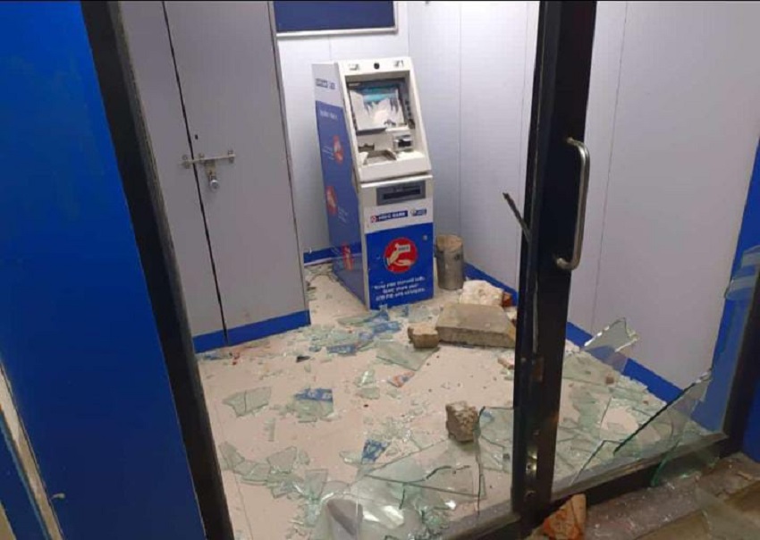 अतीक की हत्या के बाद ATM में तोड़फोड़