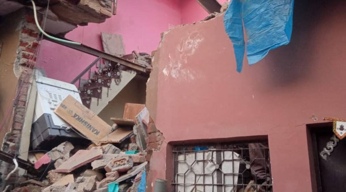 पश्चिमी दिल्ली में सिलेंडर में विस्फोट के बाद मकान ढहा