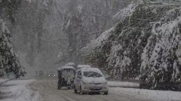 जम्मू-कश्मीर में ताजा बर्फबारी