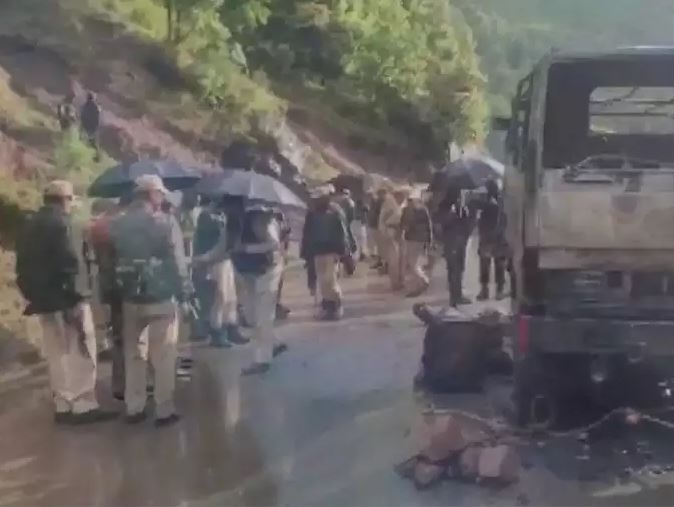 जम्मू कश्मीर के पुंछ में आतंकवादी हमले के बाद सेना के वाहन में आग