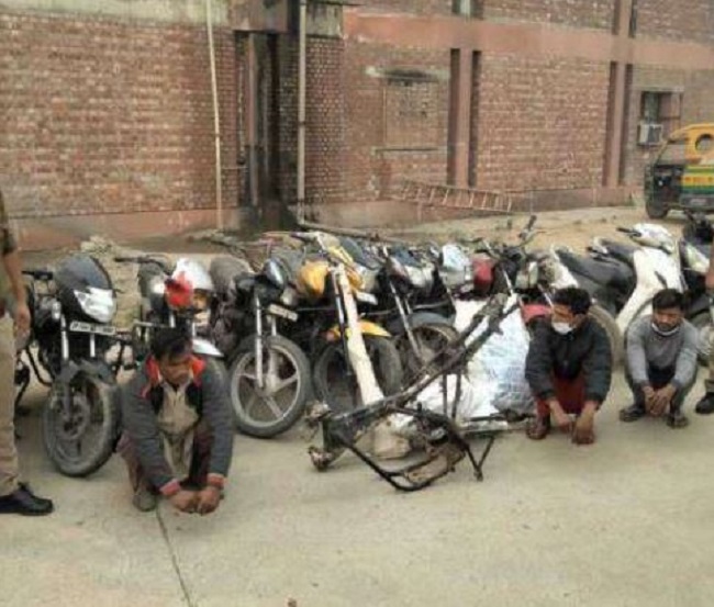 मोटरसाइकिल चोरी के आरोप में कबाड़ी समेत तीन गिरफ्तार