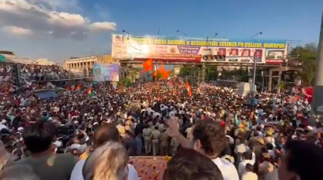 राहुल गांधी के रोड शो में उमड़ी भारी भीड़