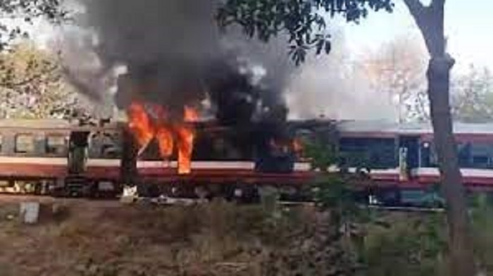 रतलाम-डॉ. अंबेडकर नगर डेमू ट्रेन की दो बोगियों में लगी आग