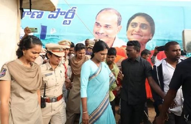 वाईएसआर तेलंगाना पार्टी की अध्यक्ष वाई एस शर्मिला हिरासत में ली
