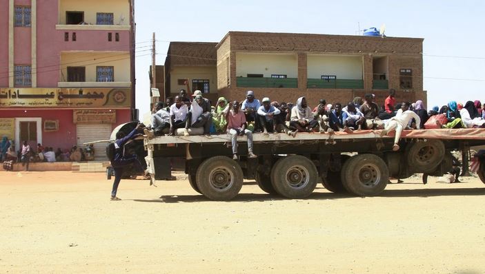 सूडान में सैकड़ों लोगों को बाहर निकाला गया