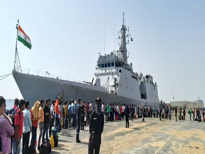 भारतीयों का पहला जत्था नौसेना के जहाज से रवाना