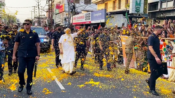 केरल में पीएम मोदी का जोरदार स्वागत, रोड शो में हुई फूलों की बारिश
